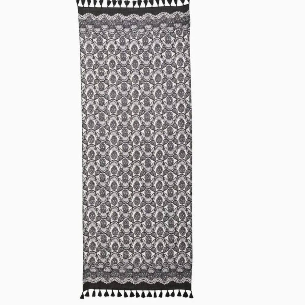 NWT Lilly Pulitzer Pineapple Princess Resort Scarf Black White Tassel